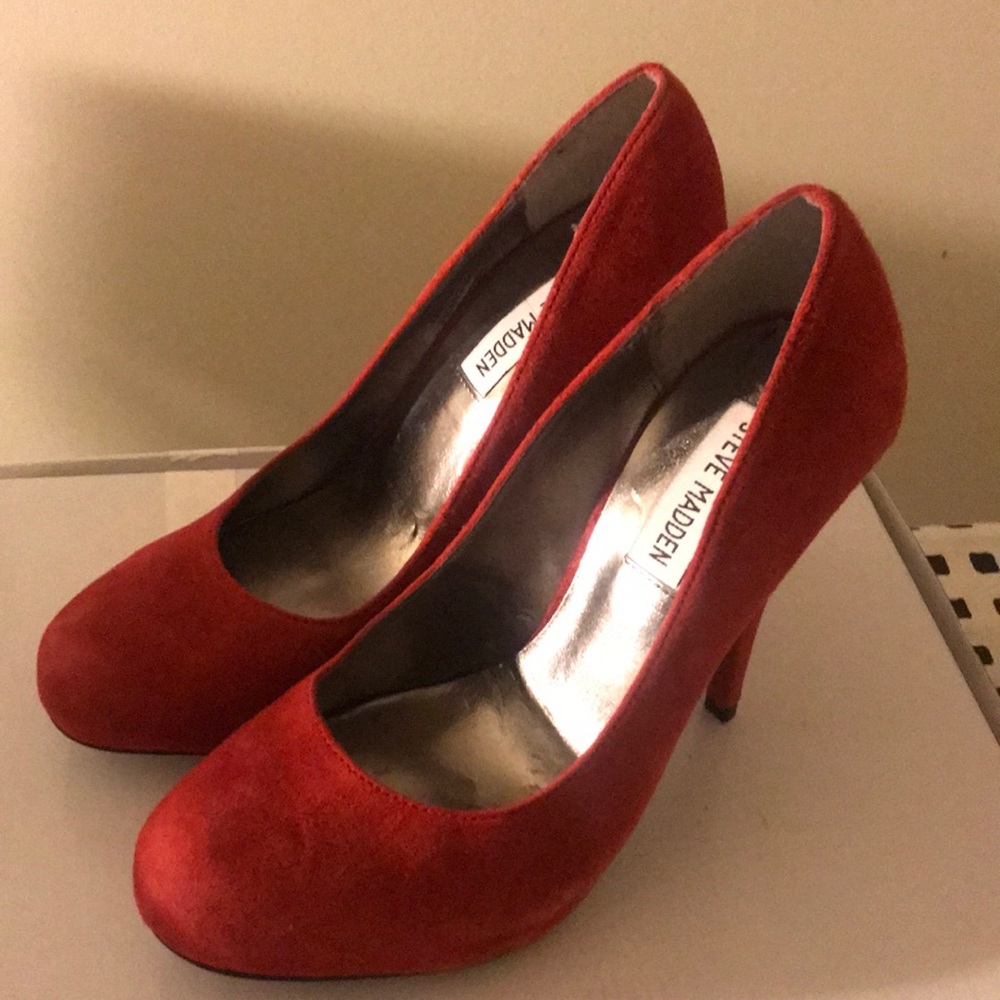 GENTLY Worn Red Suede Steve Madden Pumps